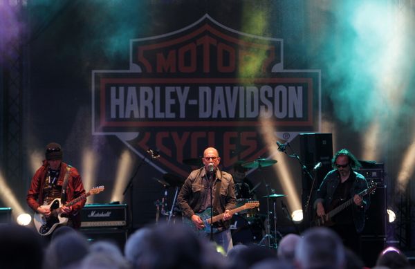 HarleyHH2011   252.jpg - Hamburger Harley Days 2011, Harley Davidson, Musikprogramm, Abendprogramm, Musik, Saenger Chirs Thompson & Mads Eriksen Band (ex lead Saenger von Manfred Mann's Earthband),  *** Local Caption *** copyright:Henning AngererGneisenaustrasse 1820253 HamburgTel 0175 244 32 72henning.angerer@hanse.netBankverbindung:Santander, BLZ 200 101 11, Konto-Nr. 22 63 63 63 00